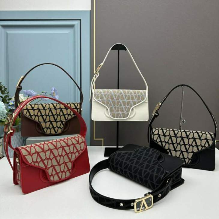 Picture of Valentino Handbags _SKUfw131462300fw